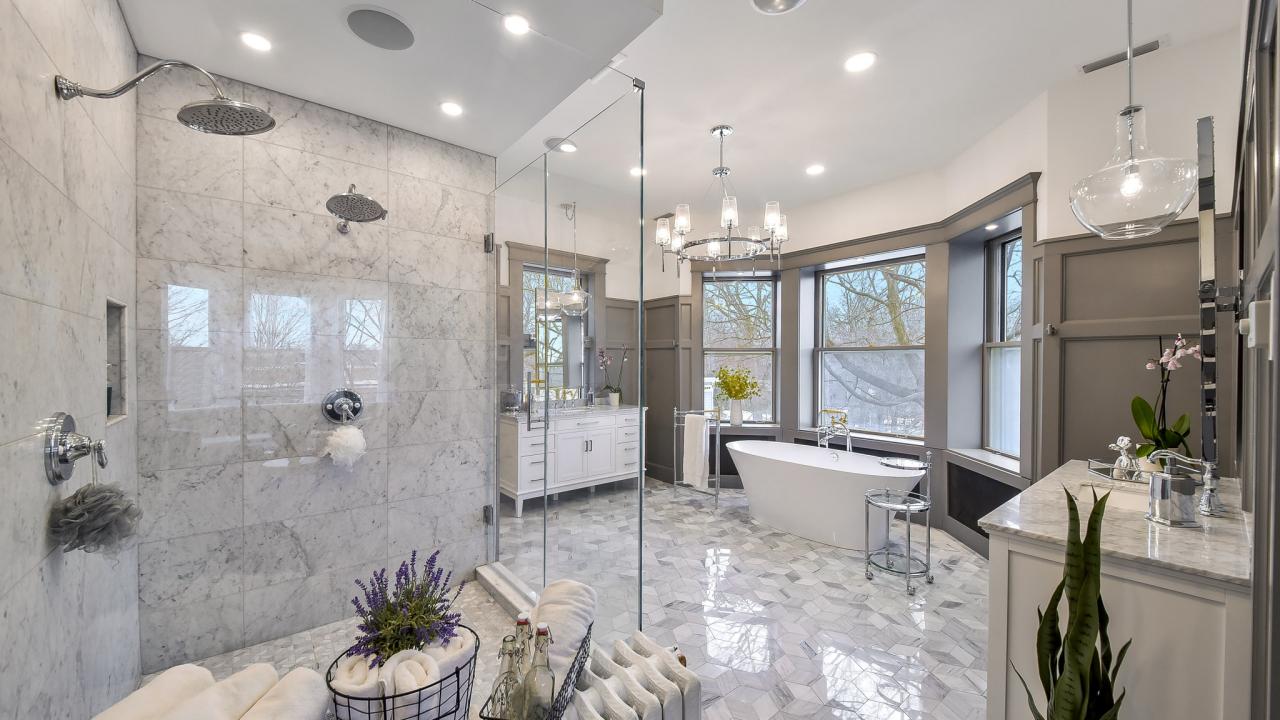 Spanndecken mit Beleuchtung im Badezimmer: Eleganz und Funktion perfekt kombiniert