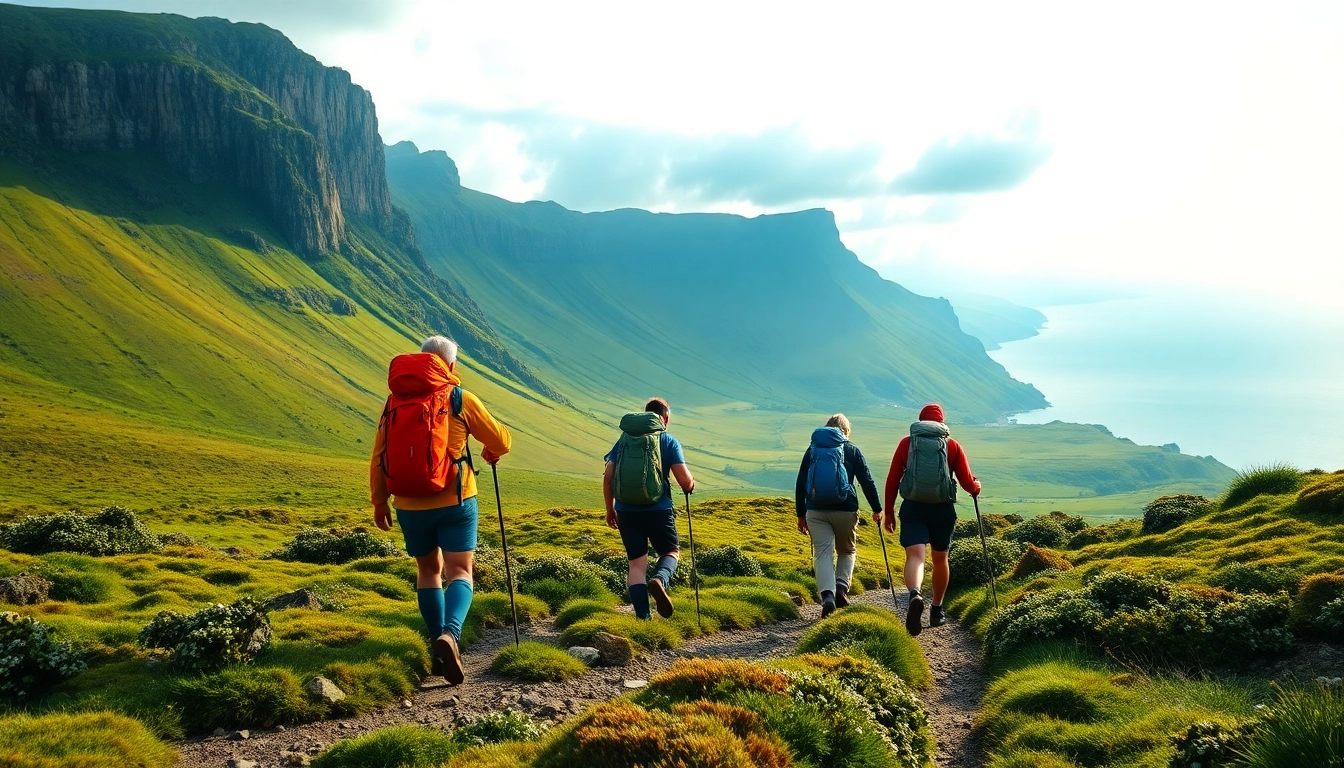Wanderer genießen die malerische Landschaft beim wandern in Irland mit grünen Hügeln.